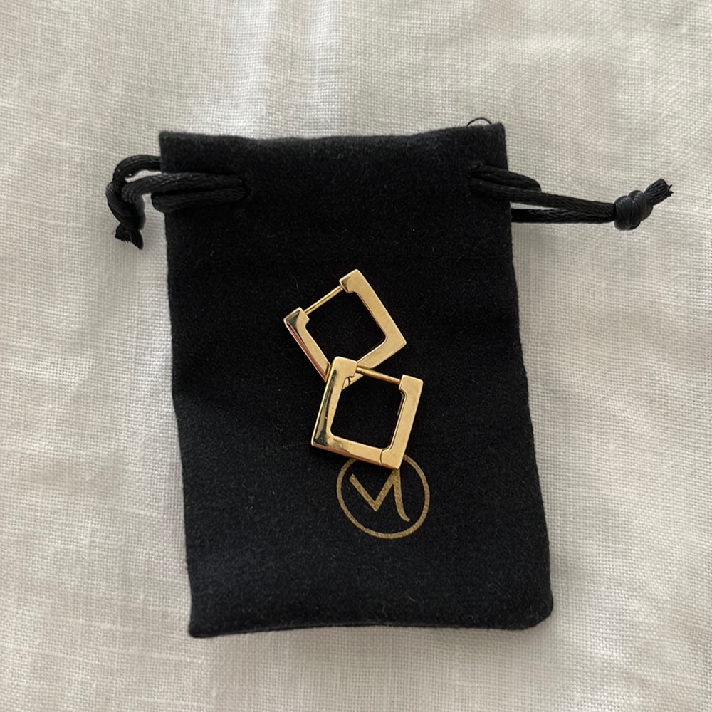 Mejuri Hoops